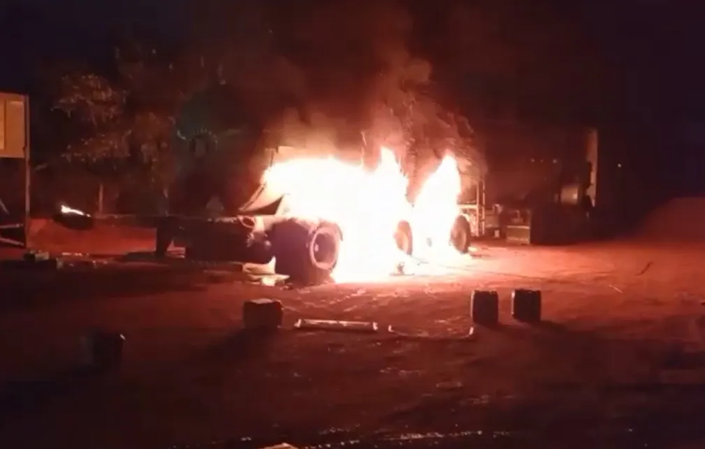 Carreta com piche pega fogo no pátio da EMURB, em Rio Branco