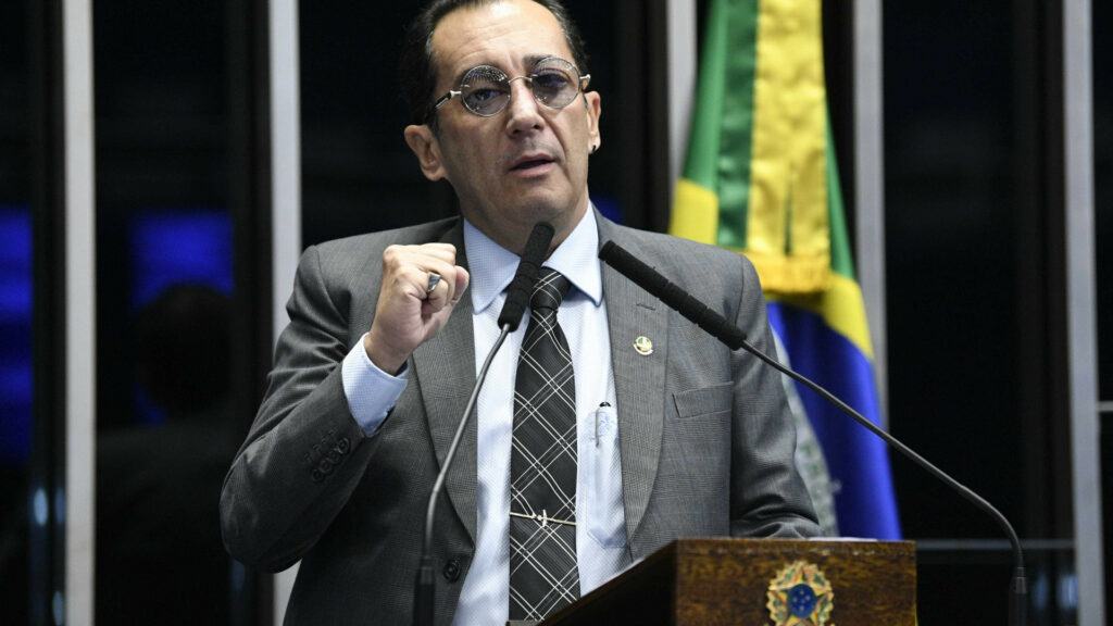 Kajuru busca alianças para PEC que proíbe militares da ativa em ministérios