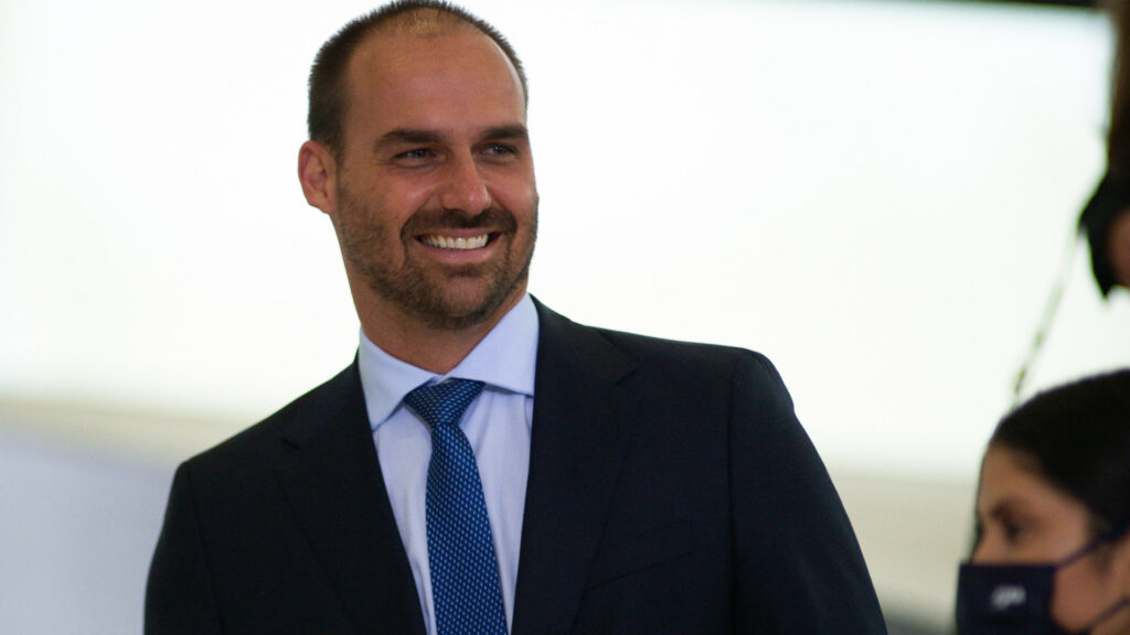 Eduardo Bolsonaro é ironizado em TV argentina ao defender armas: ‘por isso tiraram o pai dele’