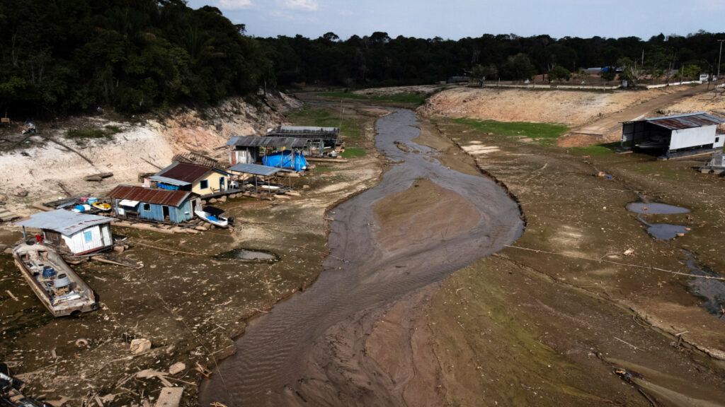 Rio Solimões vira deserto e indígenas adoecem bebendo água contaminada