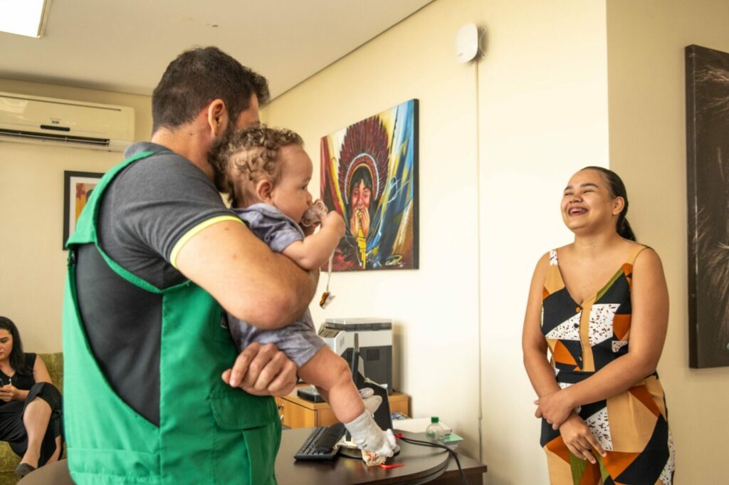 No Acre, mãe celebra saúde após cirurgia cardíaca do filho recém-nascido