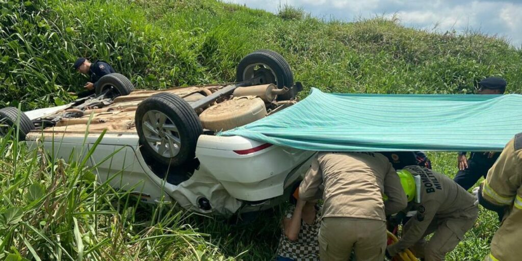 Carro capota e cai em barranco no interior do Acre; vítima fica em estado grave