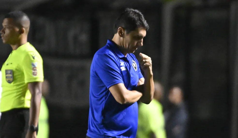 Botafogo decide tirar Lúcio Flávio do cargo, mas só fará anúncio quando tiver novo técnico