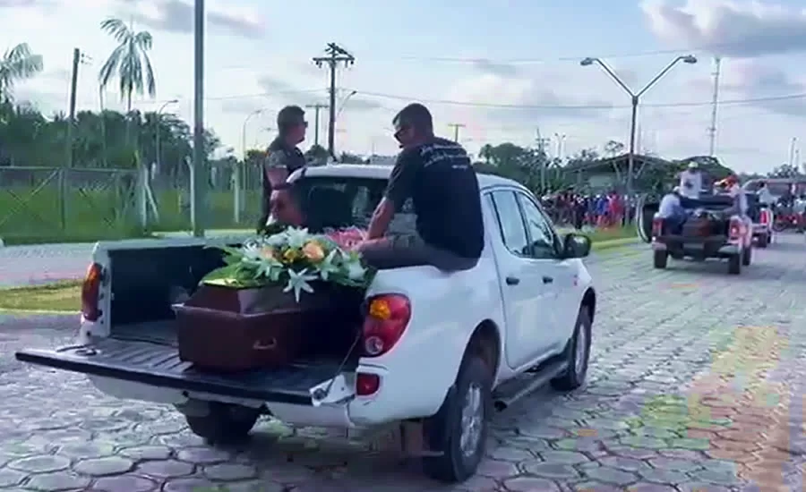 Cerca de 10 mil pessoas fazem cortejo em homenagem a vítimas de acidente aéreo