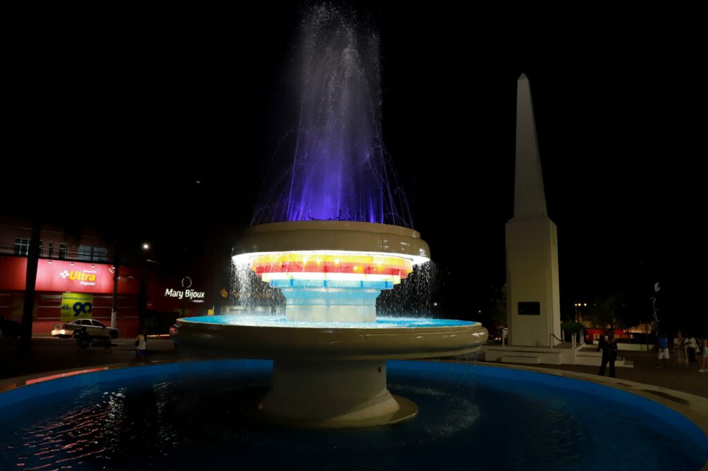 Após cinco anos, fonte luminosa do palácio é revitalizada e acesa em Rio Branco