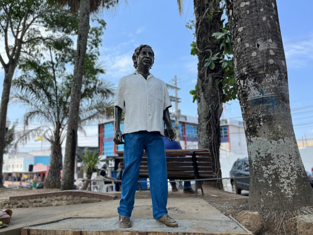Estátua de Chico Mendes retorna restaurada à Praça dos Povos da Floresta