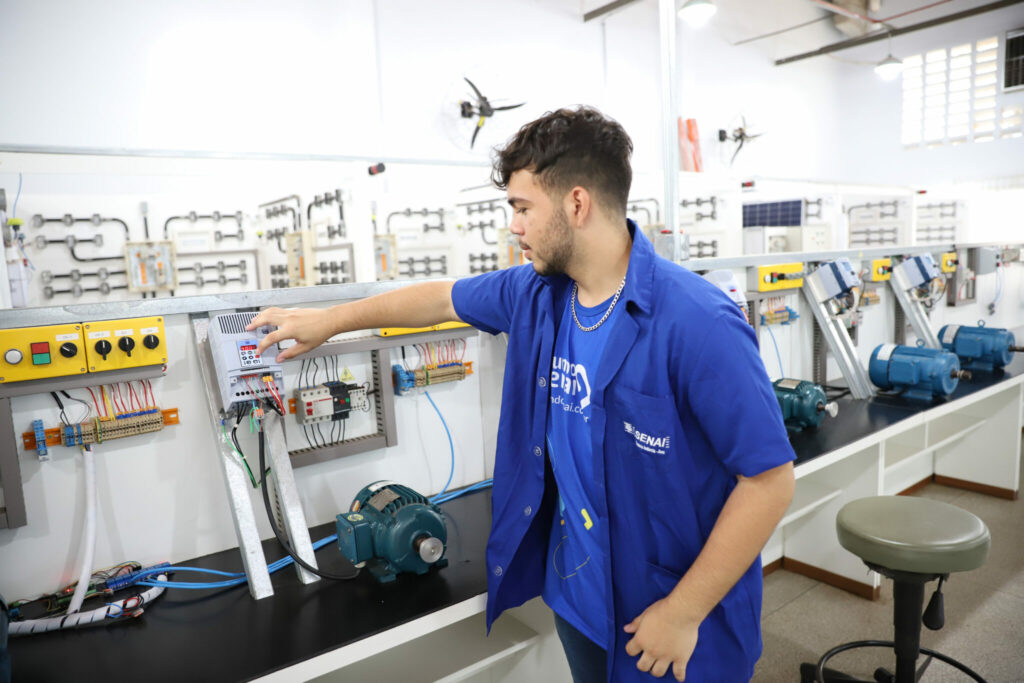 Jovem acreano se destaca na formação técnica do Novo Ensino Médio e garante contrato aos 18 anos