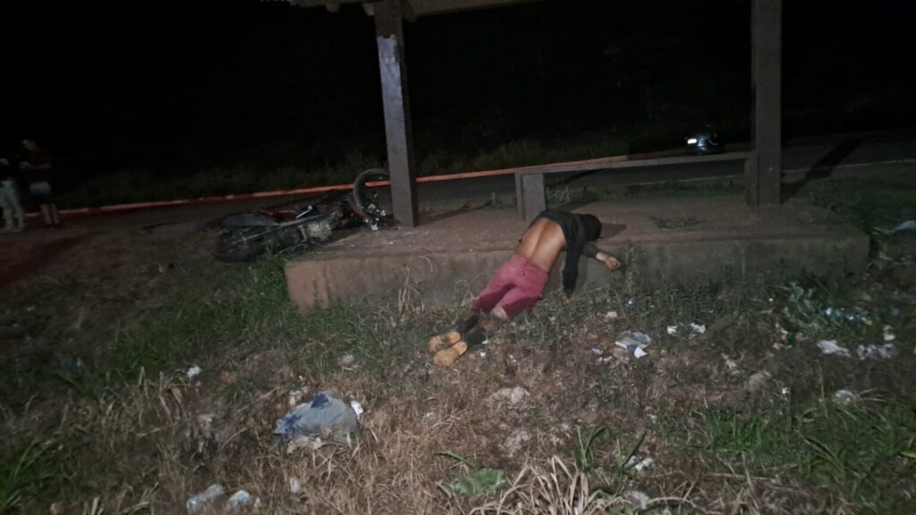 Após furar barreira de fiscalização na BR-364, motoqueiro colide contra parada de ônibus e morre