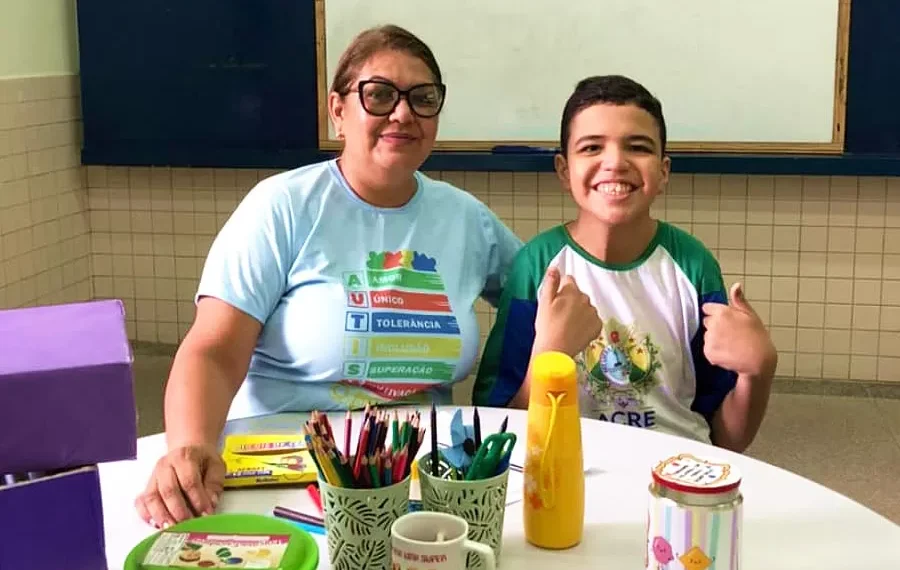 Mãe de autista acompanha o próprio filho por falta de mediador em escola no Acre