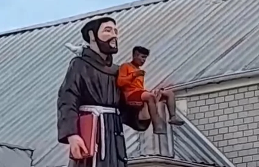 VÍDEO: Homem senta na mão da estátua de São Francisco em Tarauacá