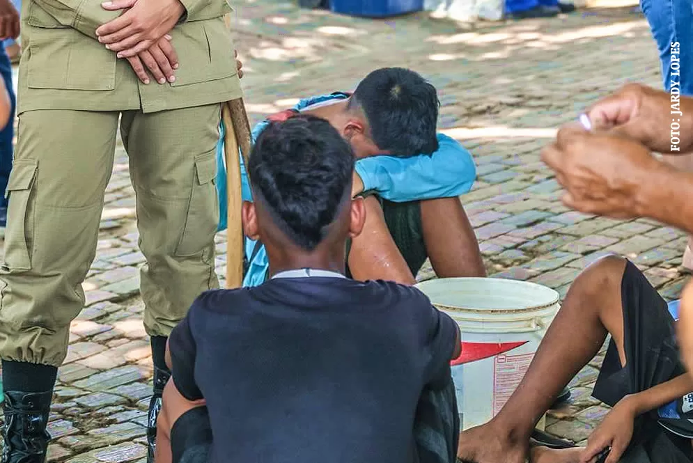 Garoto se corta com enxada em flagra de trabalho infantil em cemitério de Rio Branco