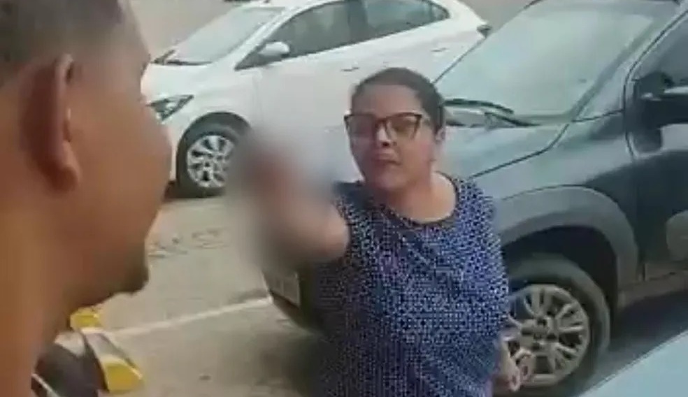 Mulher que cometeu ofensas racistas contra motoboy no AC é denunciada por injúria racial e racismo