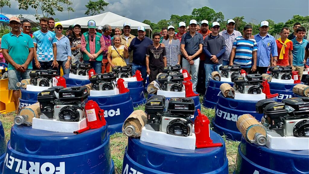 Emenda de Perpétua Almeida garante barcos, kits de casa de farinha e motores a moradores da Comunidade Triunfo, em Marechal Thaumaturgo