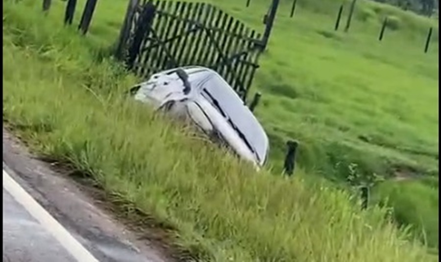Motorista perde o controle e carro sai da pista na BR-364, em Cruzeiro do Sul