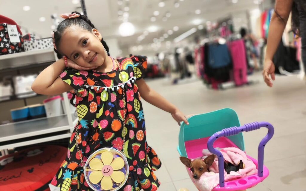 Menina do Acre bomba na web ao fazer bichinhos dormirem com canções de ninar