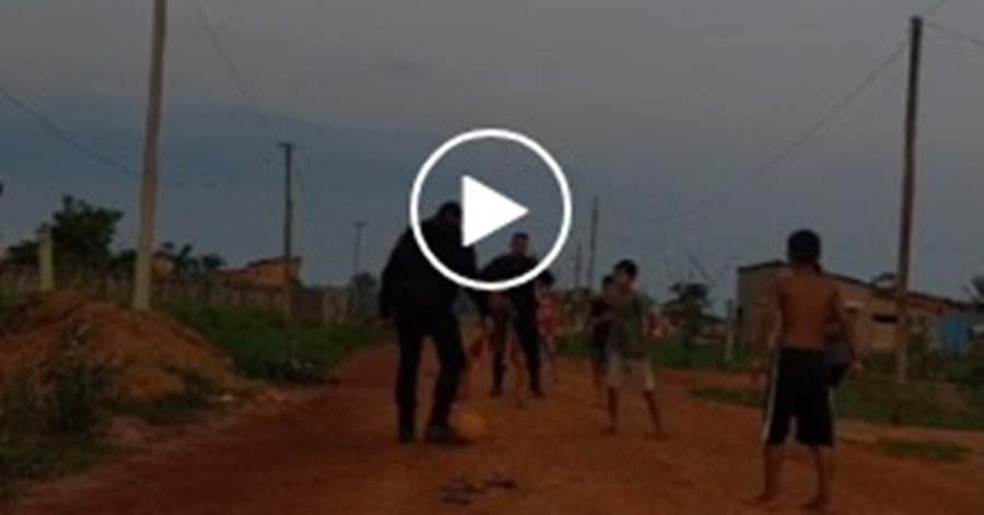 Vídeo do policiais jogando bola com crianças em rua do interior do Acre viraliza