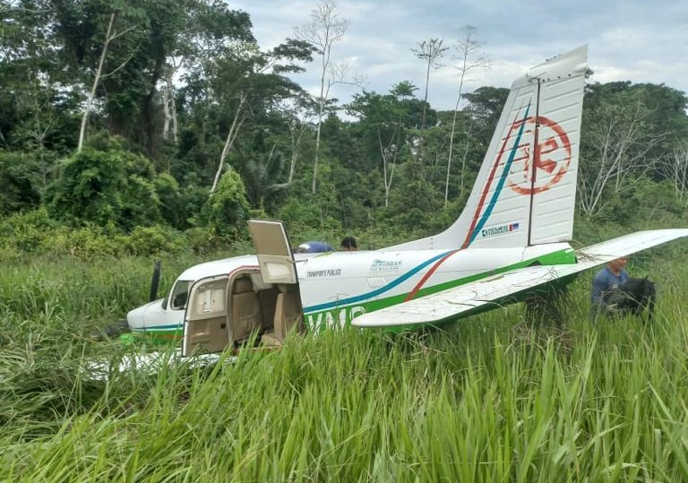 Em Marechal Thaumaturgo, piloto perde o controle de aeronave que sai da pista devido à buraco