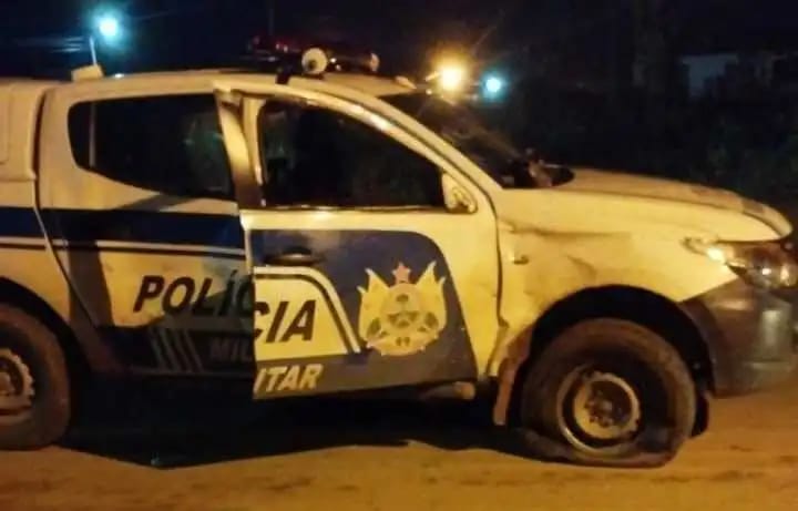 Sem CNH, motoqueiro bate em viatura da PM e fica desacordado