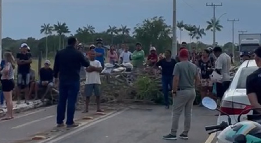 Moradores de Mâncio Lima interditam rodovia AC-405 reivindicando água e energia elétrica