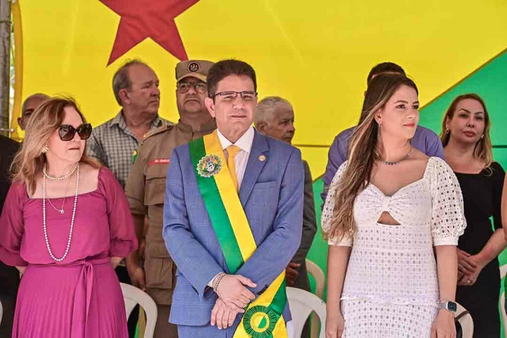 Gladson e Hanna, nova namorada do governador, aparecem pela primeira vez publicamente em solenidade no Acre
