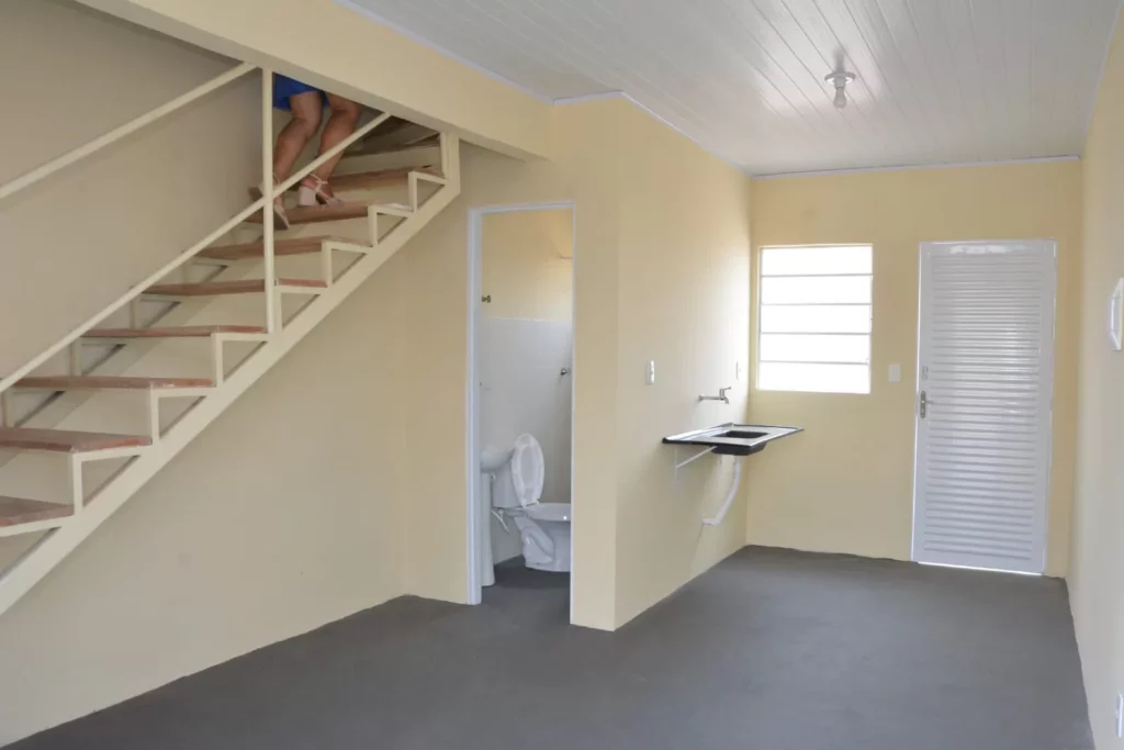 Menos de um mês após entrega, casa doada à família de Rio Branco é colocada à venda