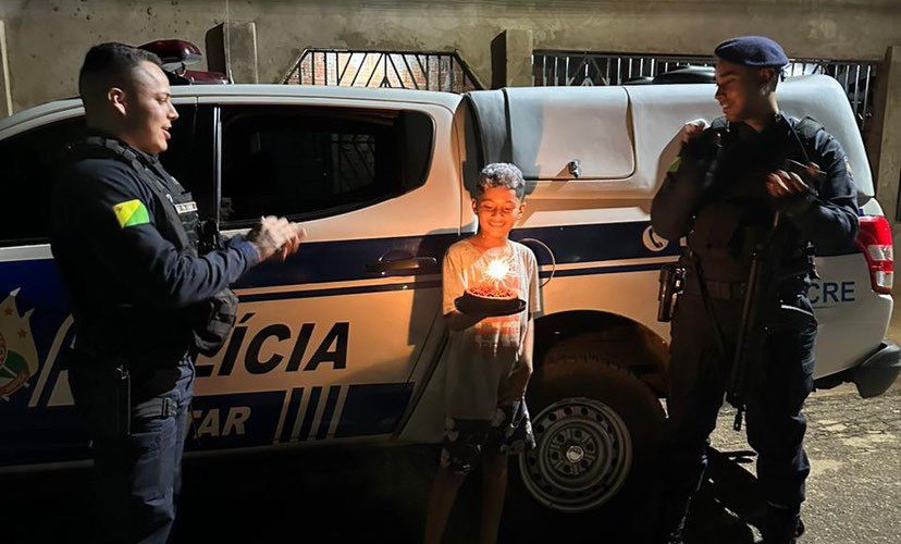 Policiais fazem surpresa de aniversário para criança durante patrulhamento no Acre