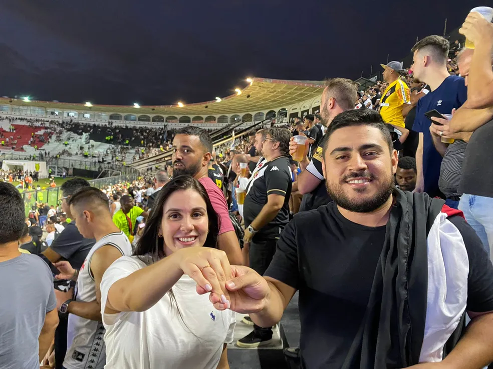 Palmeirenses na torcida pelo Vasco ficam noivos em São Januário