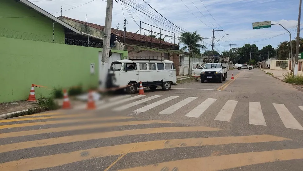 Motorista de Kombi passa mal, invade calçada e mata homem em Rio Branco