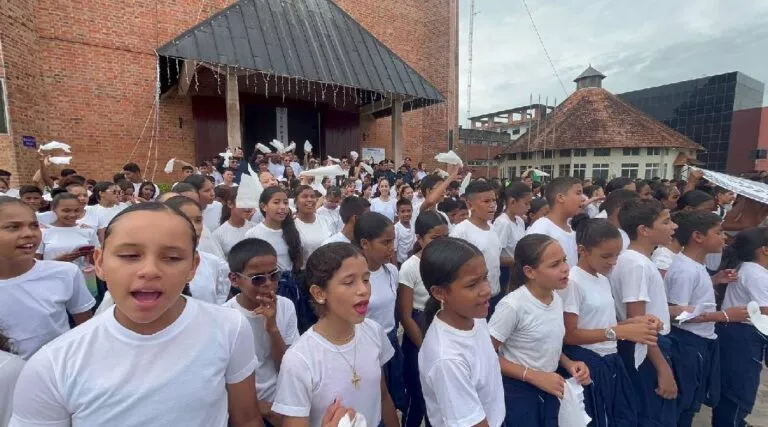 Em Cruzeiro do Sul, cerca de 900 alunos se unem em prol de caminhada pela paz