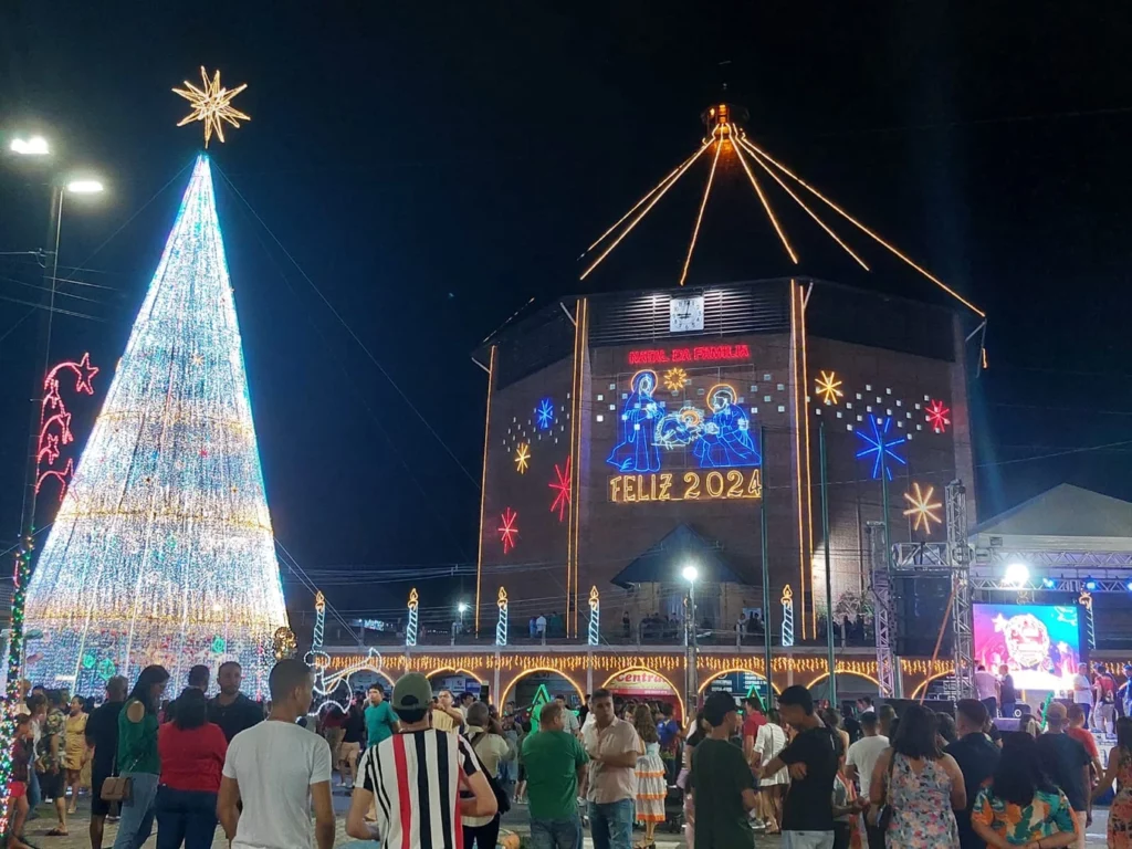 Em Cruzeiro do Sul, prefeito Zequinha Lima inaugura iluminação natalina com mais de um milhão de luzes