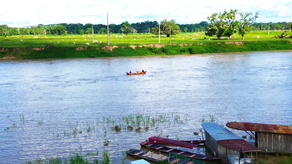 Bombeiros fazem buscas por criança de 2 anos que caiu de canoa dentro de rio em Tarauacá