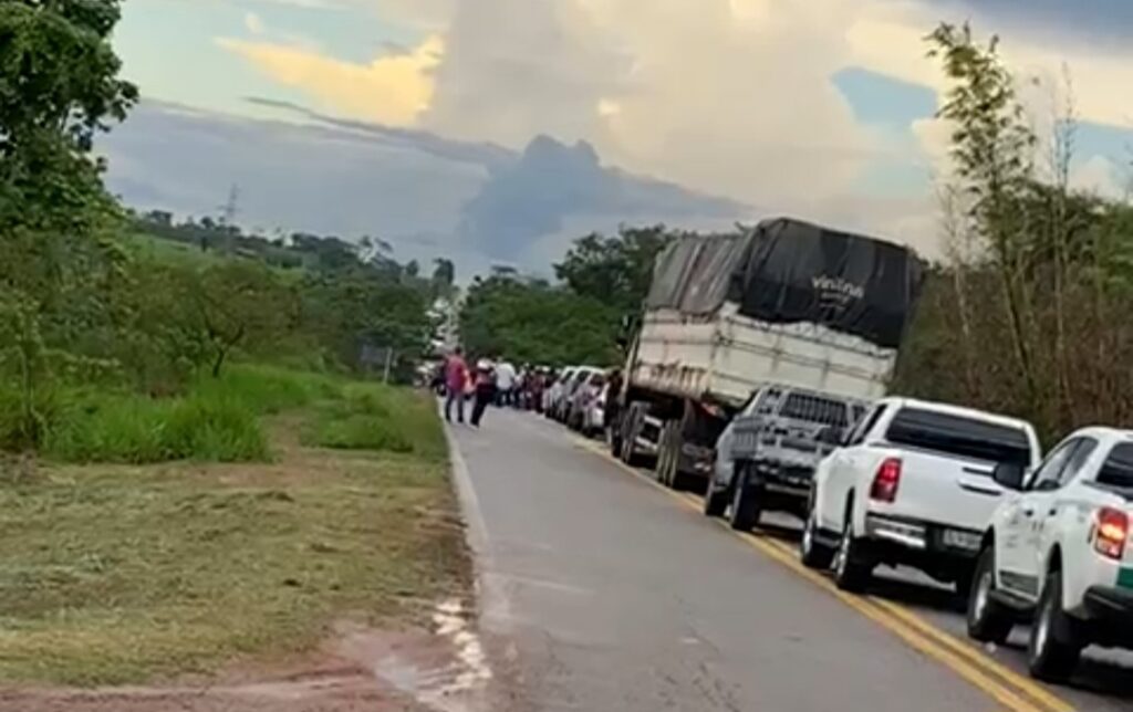 Raio atinge árvore e interdita BR-364; trecho liberado após mais de uma hora