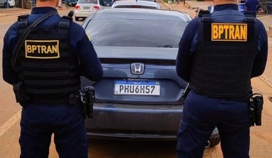 Batalhão de trânsito apreende veículo adulterado no trevo de Senador Guiomard