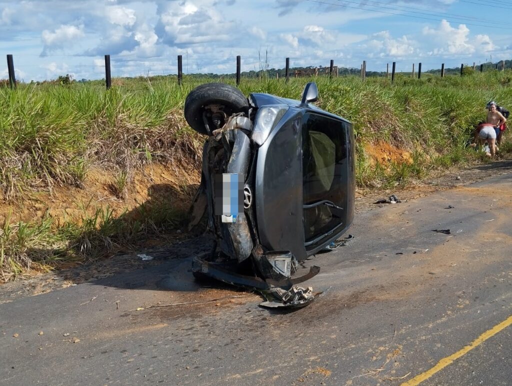 Motorista dorme ao volante e capotamento deixa duas pessoas feridas na estrada de Guajará (AM)