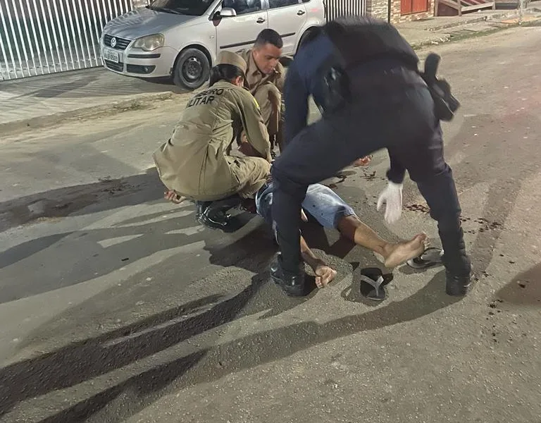 Homem é ferido a tiro após ameaçar a própria mãe e policial de morte em Feijó