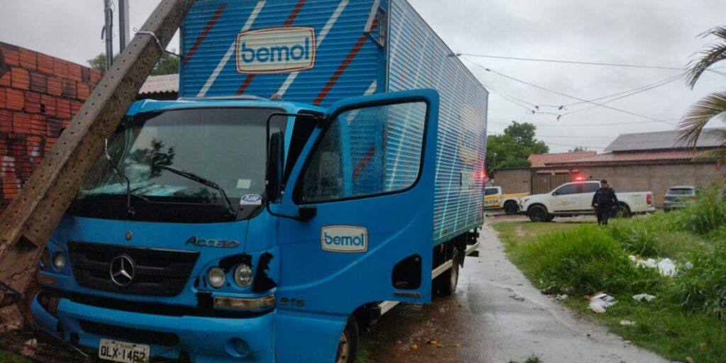 Bandidos rendem funcionários, roubam caminhão da Bemol e batem contra poste
