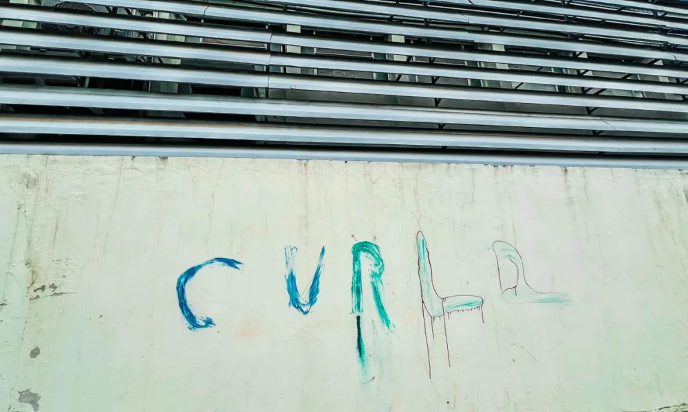 Sem policiamento específico, escolas do Acre são pichadas com siglas de facções criminosas