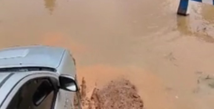 VÍDEO: motorista atravessa rio com por cima de ponte alagada no interior do Acre