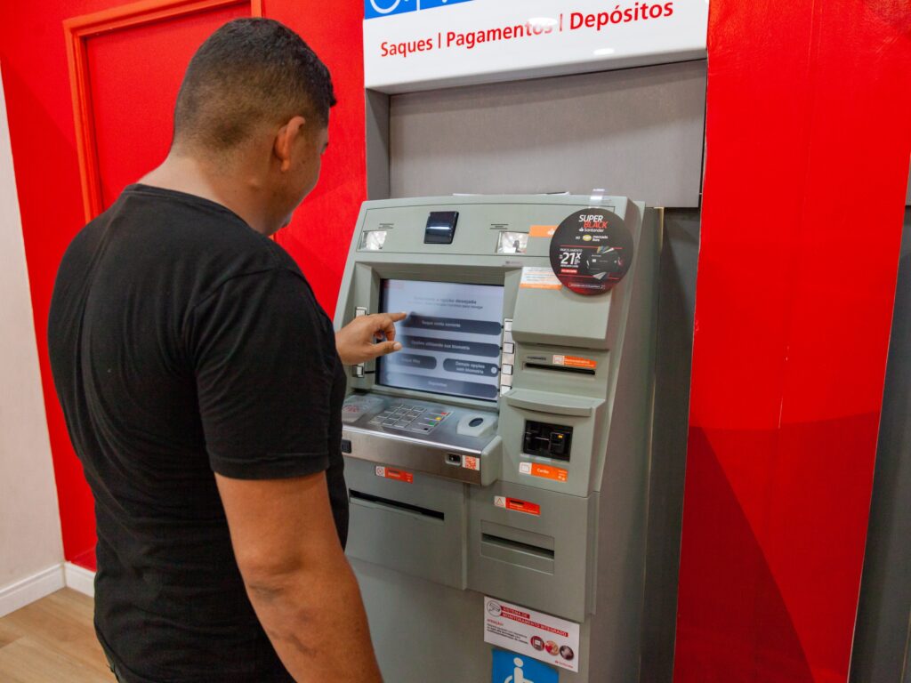 Servidores da Prefeitura de Cruzeiro do Sul comemoram antecipação do 13⁰ salário