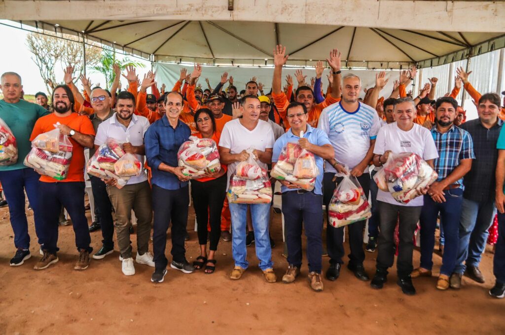 Em Cruzeiro do Sul, Gonzaga participa da entrega de sacolões para a ceia de Natal de garis e se reúne com instituições e diretores de escolas