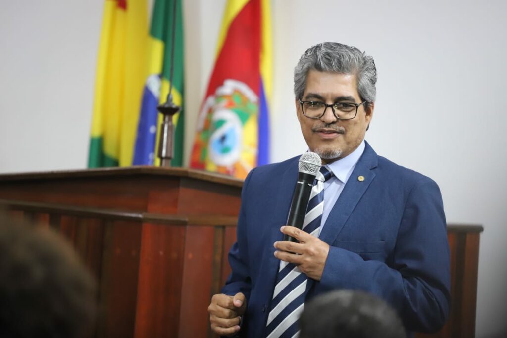 “Vi um cadastro de reserva se agigantar a cada dificuldade”, diz Edvaldo Magalhães ao comemorar posse de aprovados no concurso da Sesacre