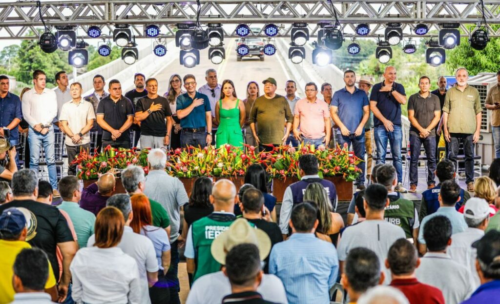 Deputados deram nome a ponte de Sena, inaugurada pelo governo com grande festa