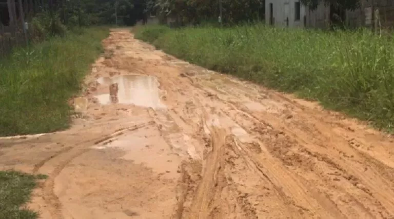 Em Mâncio Lima, moradores do bairro São Francisco reclamam de lama e buracos na rua Travessa Sá Ribeiro