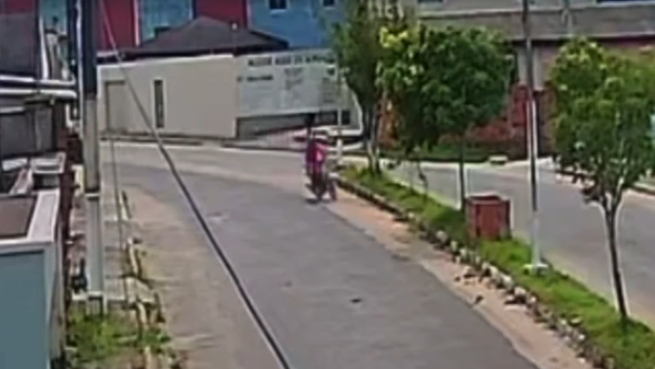 Motociclista perde o controle e atinge caixa de lixo em Cruzeiro do Sul; assista