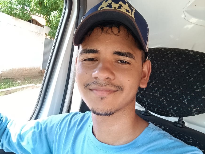 No AC, motorista realiza sonho e canta pela 1ª vez na noite acreana: “Quase infarto de felicidade”