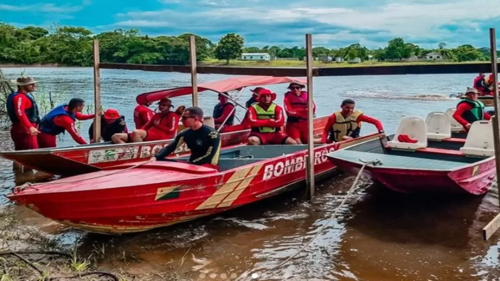 Bombeiros militares recebem treinamento sobre o uso de embarcações em Cruzeiro do Sul