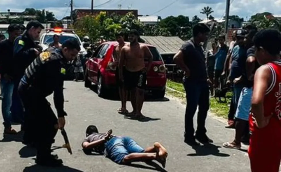 Populares imobilizam assaltante até a chegada da polícia, em Cruzeiro do Sul