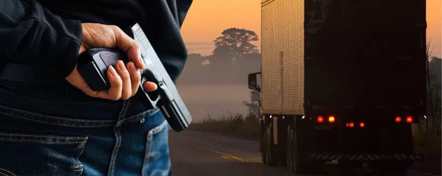 Bandidos assaltam caminhões de bebida na estrada entre Cruzeiro do Sul e Guajará (AM)