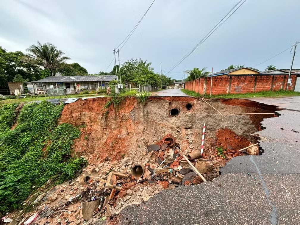 Erosão avança em bairro de Rio Branco após chuva acima do esperado