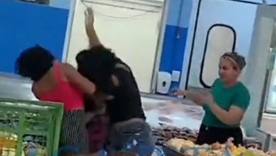 Vídeo mostra briga violenta entre mulheres em supermercado de Rio Branco; assista